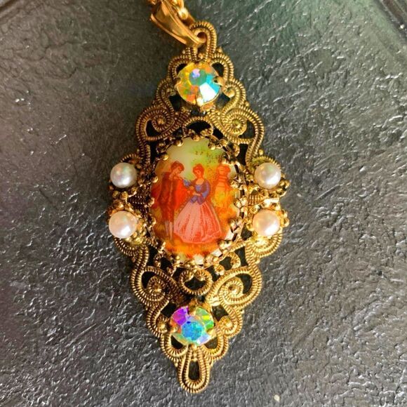 Lovely Porcelain Couple Cameo Necklace, in Antique Gold, Unsigned - Picture 2 of 7